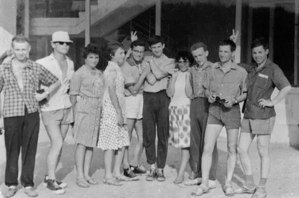 1964 г Вожатые орлят второй слева Александр Серебров далее Тамара - фото 185