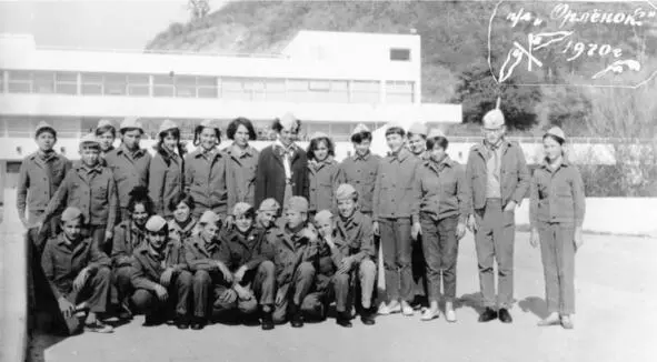 Ноябрь 1970 г Орлёнок Наш отряд с вожатыми Те два осенних месяца в - фото 186