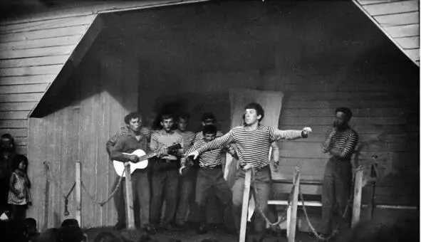 1969 год Тува Выступление агитбригады С гитарой Володя Зверев танцует Миша - фото 198
