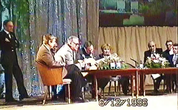 06121996 50летие МФТИ Исполнители главных ролей фильма Девять дней одного - фото 287