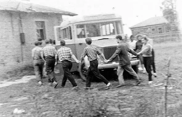 196107 Подмосковье Ритуальный хоровод перед выездом Джон Брансбойт намазал - фото 51