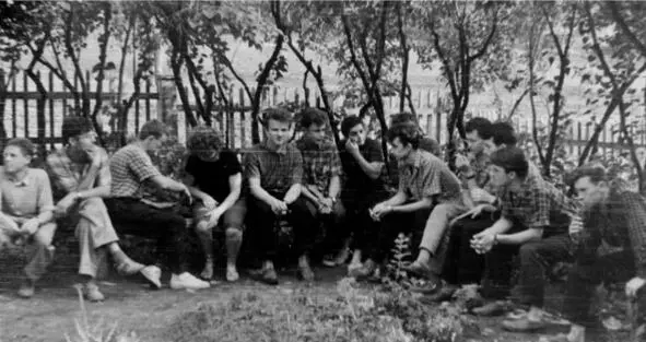 196107 На лавочке Лев Перецман Рустэм Любовский Александр Кочкин Неля - фото 55