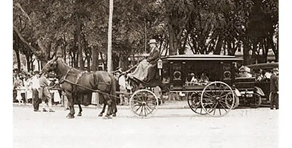 Редкий фотоснимок сделанный в день похорон жертв массового убийства в - фото 13