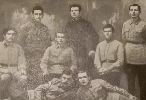 Н Ф Ватутин в центре с группой командиров Красной Армии 1925 г Н Ф - фото 2
