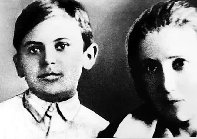 Сергей со своей первой школьной учительницей Сергей Герасимов с учениками - фото 5