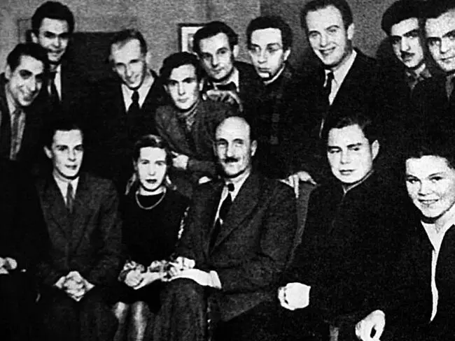Сергей Герасимов с учениками участниками фильма Молодая гвардия Слева - фото 6