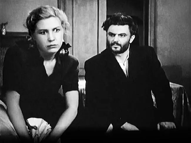 В фильме Молодая гвардия 1948 Мама Любовь Шевцова папа Андрей Валько - фото 11