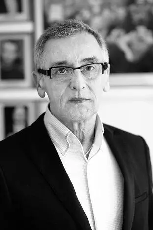 Александр Стульнев Три бронзовых драматурга всегда привлекают внимание - фото 4