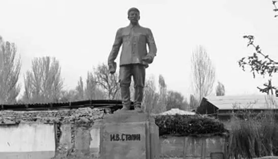Памятник И В Сталину в городе Ашт в Ферганской долине Позднее с этими - фото 69