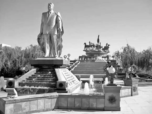 Позолоченный памятник Ниязову в Ашхабаде Памятник Рухнаме в Ашхабаде - фото 79
