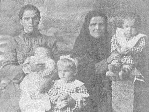 Анна Емельяновна Рудакова слева с ребёнком А мы продолжим свою экскурсию по - фото 31
