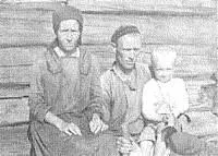 Таисия Николаевна и Александр Андреанович Лапаевы возле своего дома 1938 г - фото 39
