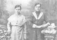 Анна Николаевна Сабурова слева и Мария Алексеевна Богомолова В доме 32 - фото 41