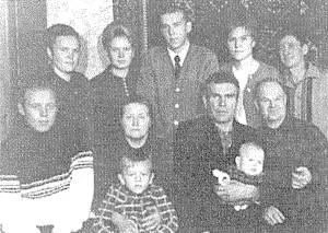 Семья Богомоловых в центре сидит Константин с внуком Серёжа неважно учился в - фото 62