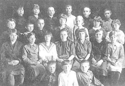 1941 г Выпускники 4 класса начальной школы в Дедюхино Во 2м ряду в центре - фото 80