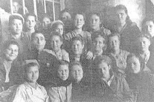 Группа работниц швейной фабрики 19431944 гг среди девчат начальник цеха Г - фото 81