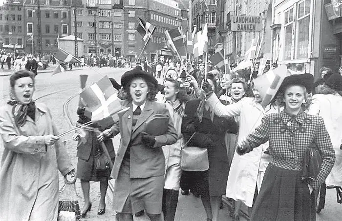 Празднование освобождения Дании в Копенгагене 5 мая 1945 года В тот же день - фото 94