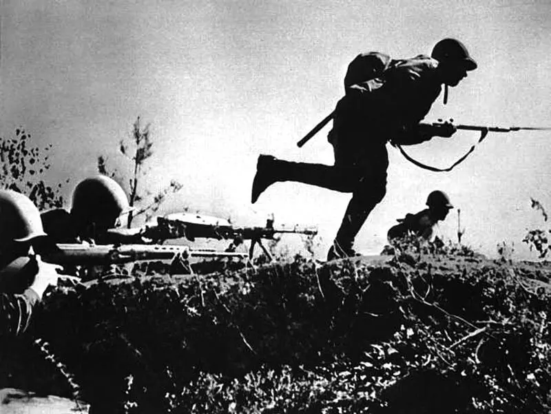 Атака 1942 Один наш командир поднимал своих бойцов в атаку был сильный огонь - фото 2