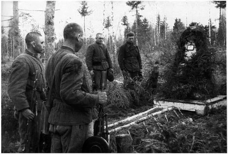 Похороны убитого на фронте 1942 Смерть Кладбище убитых на войне И встает к - фото 4