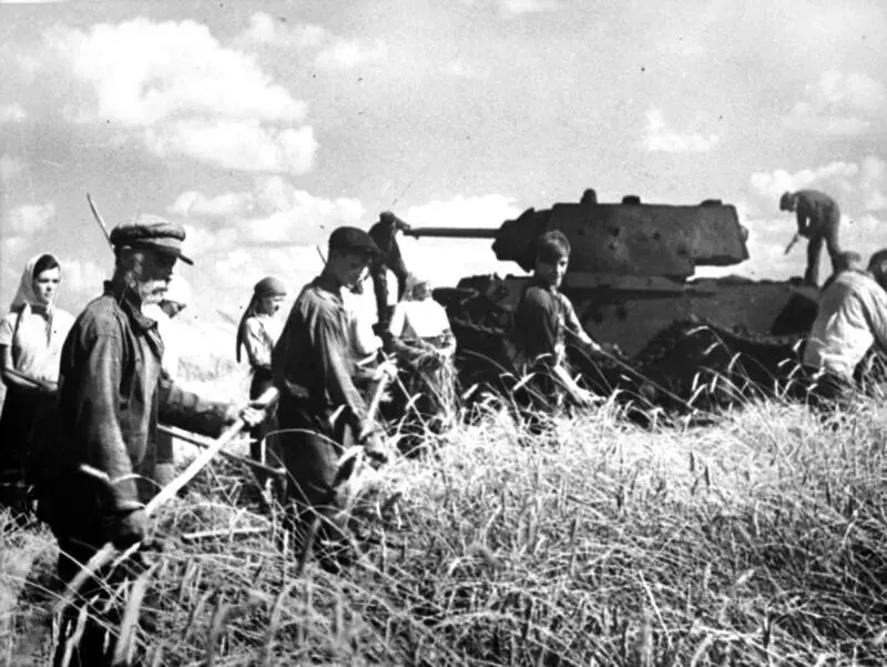 Уборка урожая рядом с подбитым танком КВ1 1943 Уборка урожая под обстрелом - фото 5