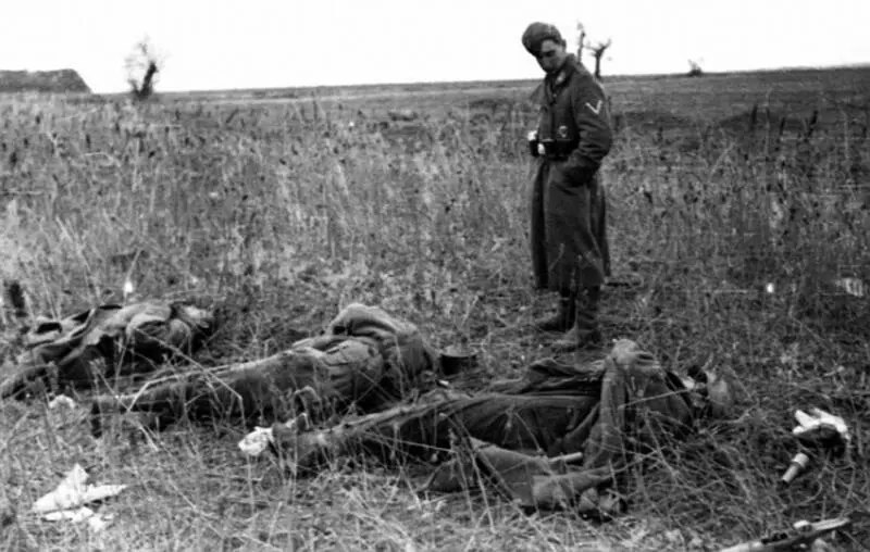 Немецкий солдат рядом с телами погибших красноармейцев 1941 В предсмертный миг - фото 6