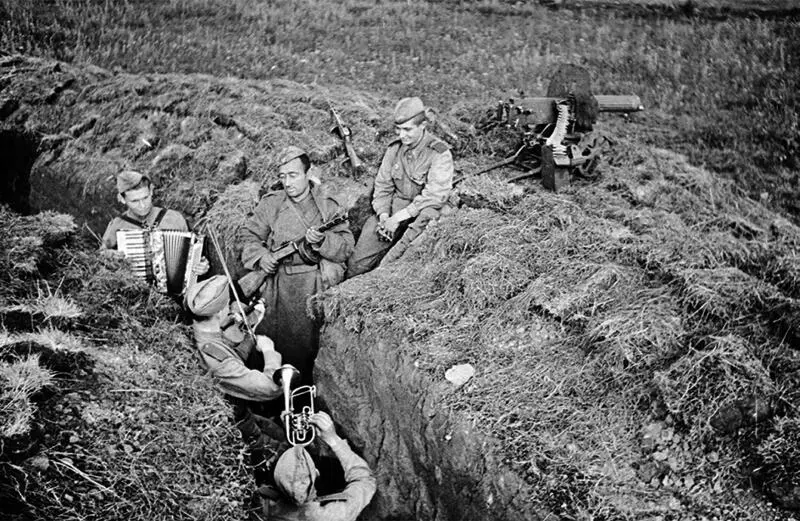 Музыка в окопе 1943 Землеройная война нужна и техника землеройства В земле - фото 7