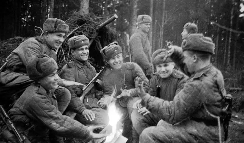 Веселый разговор у костра 1944 На войне душа еще живого все время требует - фото 8