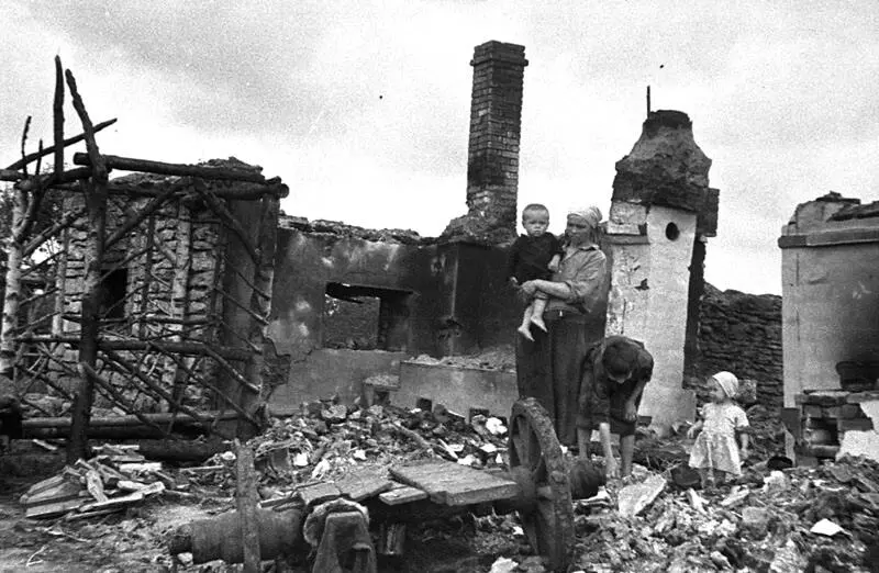 На родном пепелище 1943 В опаленном бурьяне была зола от сгоревшего жилища и - фото 11