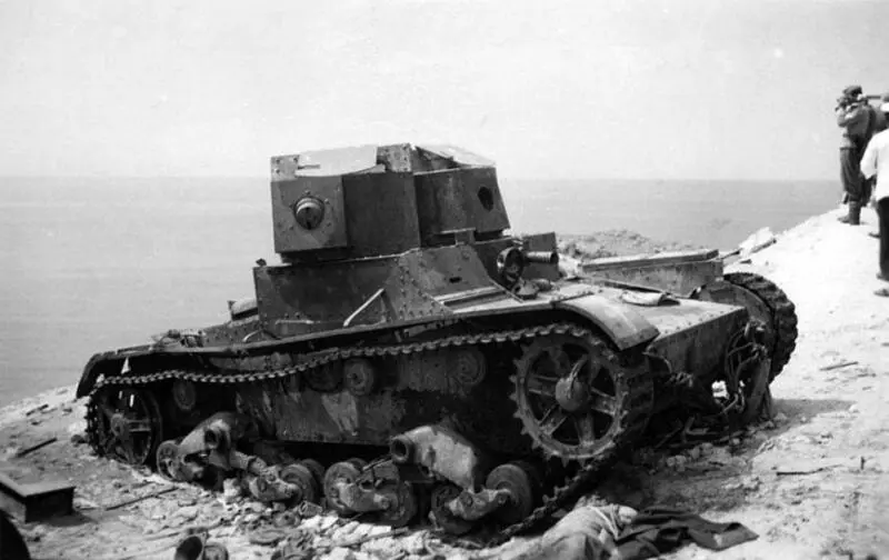 Подбитый советский легкий пулеметный танк Т26 близ Севастополя Июнь 1942 г - фото 13