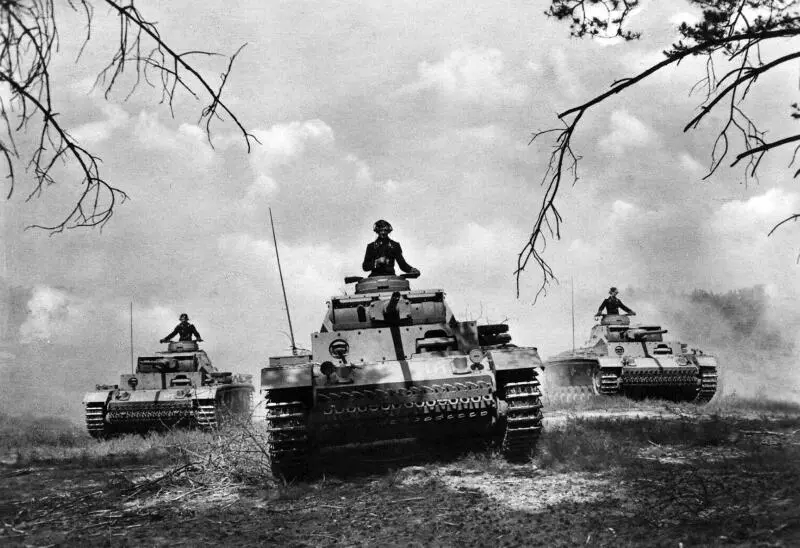 Атака немецких средних танков Весна 1942 г Тело их наполнилось силой они - фото 14