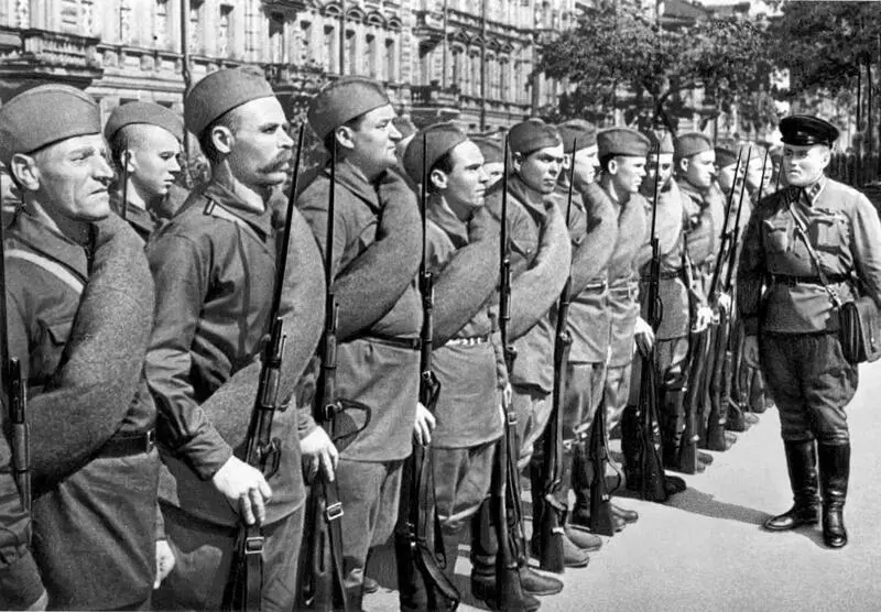 Командир перед ротой солдат Лето 1941 г Он задумался перед фронтом своих - фото 15