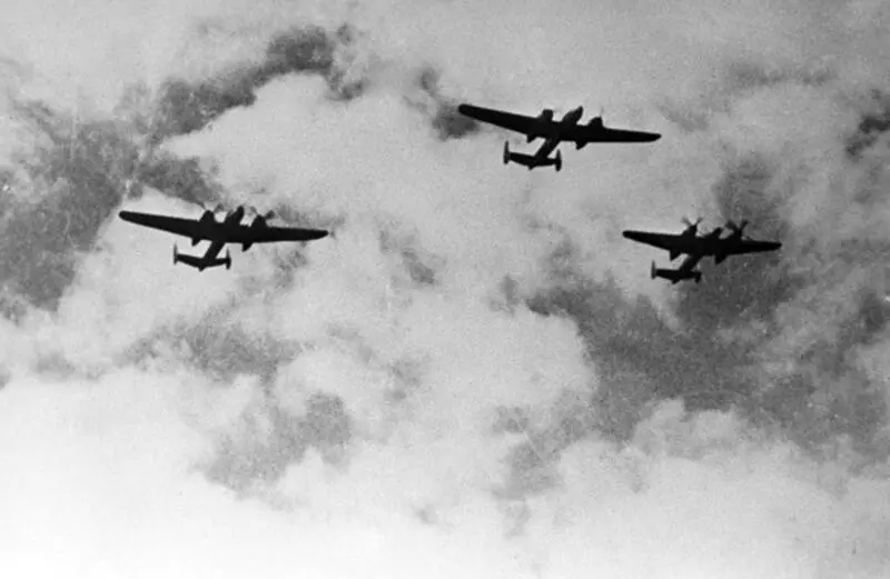Фронтовые бомбардировщики Ту2 в 1944 г В точно положенное время пушки стали - фото 16