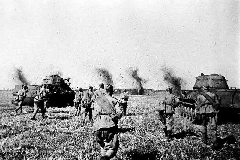 Советские солдаты в бою на Курской дуге Июль 1943 г Немцы снова захотели - фото 17