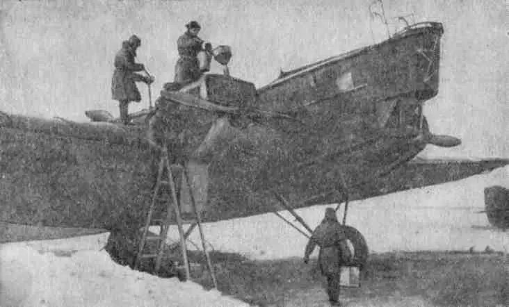 Подготовка самолета ТБ1 к очередному учебнотренировочному полету 1936 - фото 25