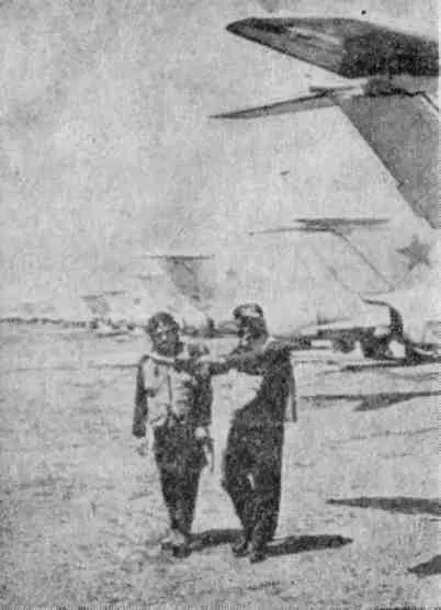 Отличники учебы курсанты В Рыжикслева и Н Чага на аэродроме 1962 год - фото 28