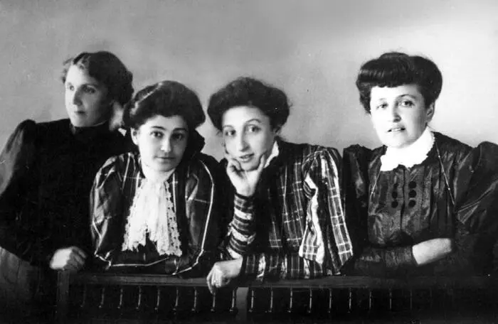 Варвара МалахиеваМирович справа с подругой 1908 г Шварцманы Слева - фото 5