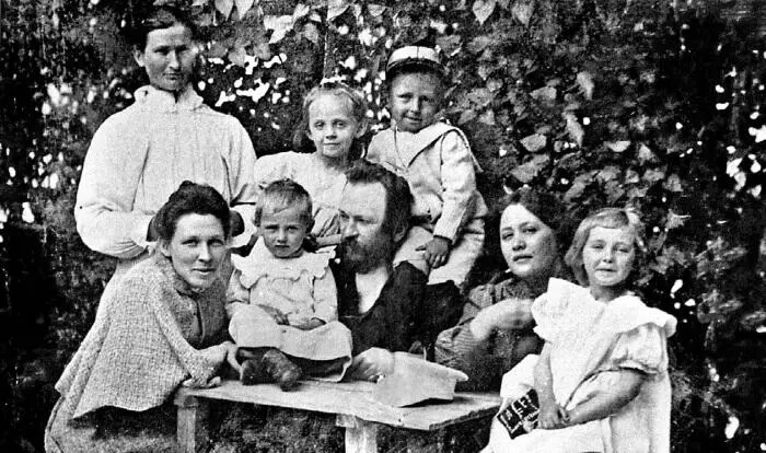 Леонилла Тарасова с мужем Константином и семьей В центре на столе Алла - фото 8