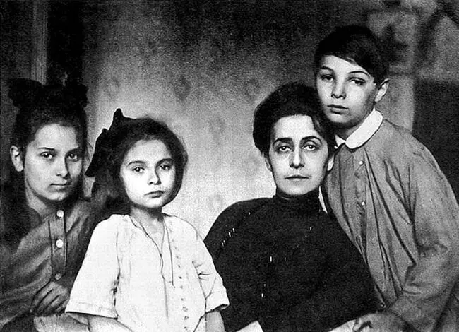 Татьяна ШлёцерСкрябина с детьми Ариадной Мариной и Юлианом 1918 г Актриса - фото 36