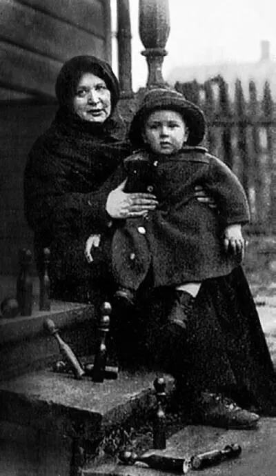 Варвара Григорьевна с Серёжей Шиком Сергиев Посад 1923 г Разорванный - фото 49