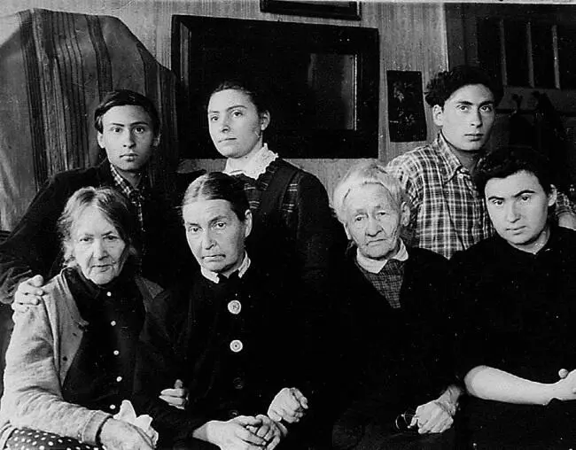 МалахиеваМирович с ШикамиШаховскими Стоят Николай Елизавета Дмитрий - фото 52