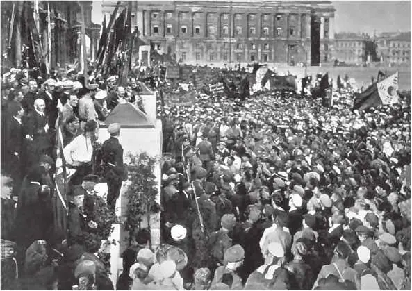 Ленин выступает с речью в Петрограде на Дворцовой Площади 19 июля 1920 г - фото 3