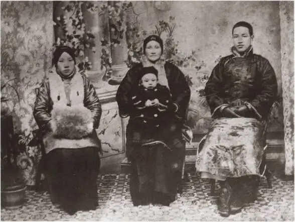Чан Кайши с матерью первой женой Мао Фумэйи сыном Цзинго Конец 1910 г Чан - фото 7