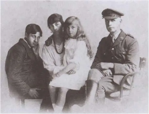 Эрик с матерью Айдой отцом Ричардом и сестрой Эврил 1916 г В 19111916 - фото 8