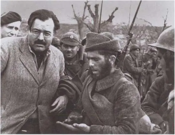 Эрнест Хемингуэй одновременно с Блэром был в Испании 1937 г Блэр с членами - фото 34