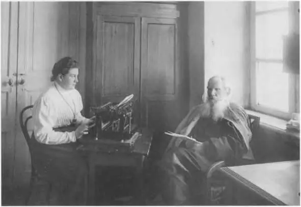 Дочь Александра печатает на машинке под диктовку отца Фото В Черткова 1909 - фото 46