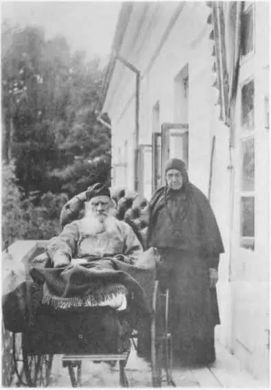 С сестрой Марией монахиней Шамординской обители Ясная Поляна 1908 г С - фото 54