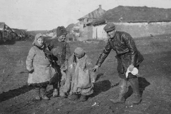 Переводчик американцев Самуил Кацман в Гамалеевке Courtesy Friends Historical - фото 20