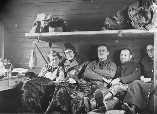 Сотрудники американской группы ОДК в теплушке Слева направо Эдна Моррис - фото 22