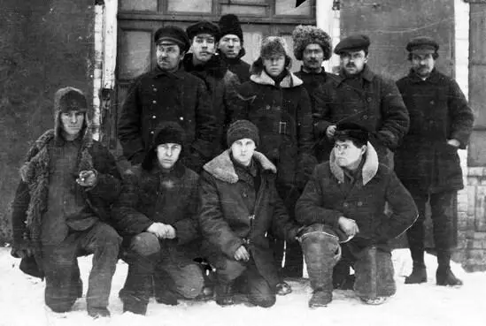 Американец Перри Пол первый ряд второй справа и его трактористы в - фото 26