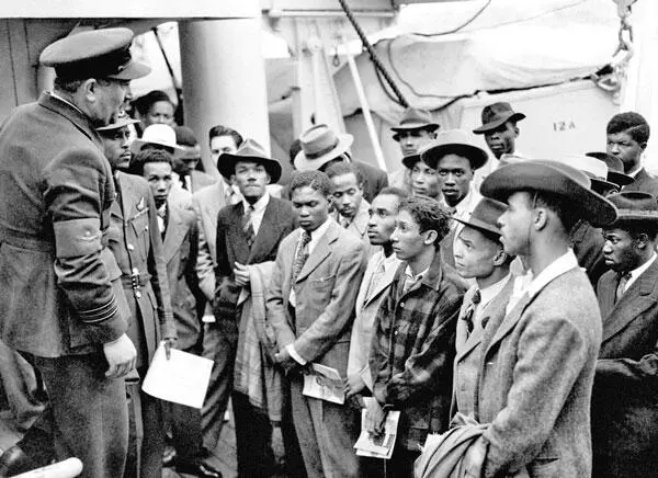 Иммигранты из Ямайки прибывают в Тилбери на судне Empire Windrush 22 июня 1948 - фото 135